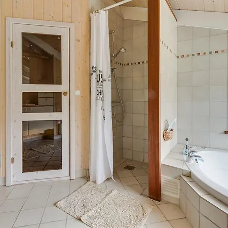 Three-bedroom Holiday In * هالس